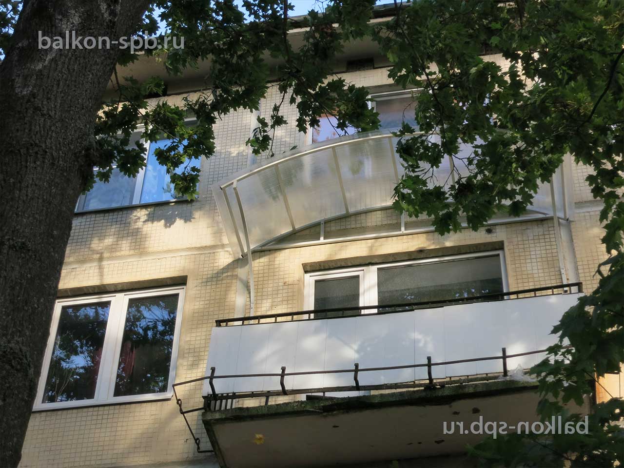 арочный козырёк из поликарбоната для балкона