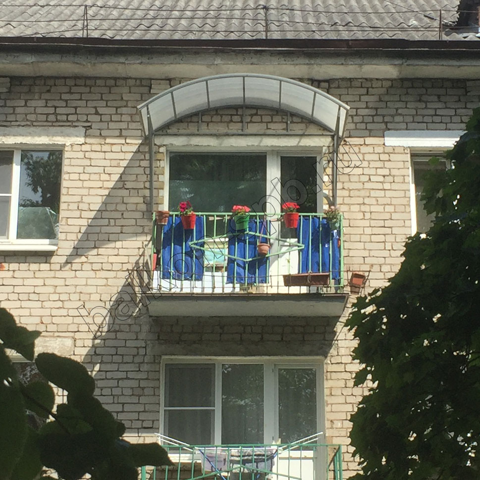 прозрачный козырёк над балконом
