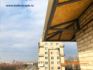 Монтаж крыши на угловом балконе