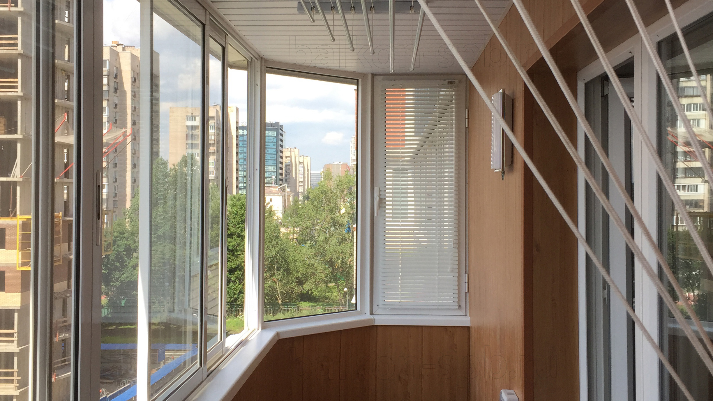 Преимущества отделки балкона панелями